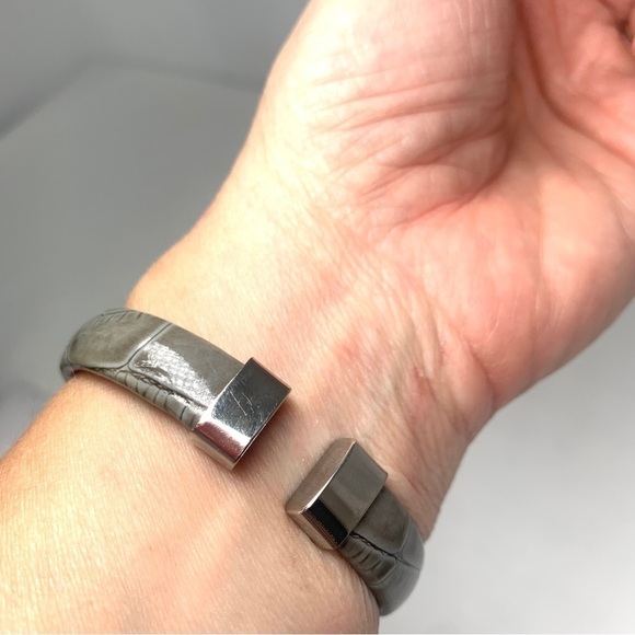 Women’s Analog Wristwatch Stainless Steel Bracelet Band Hinged Closure Quartz - Picture 6 of 10